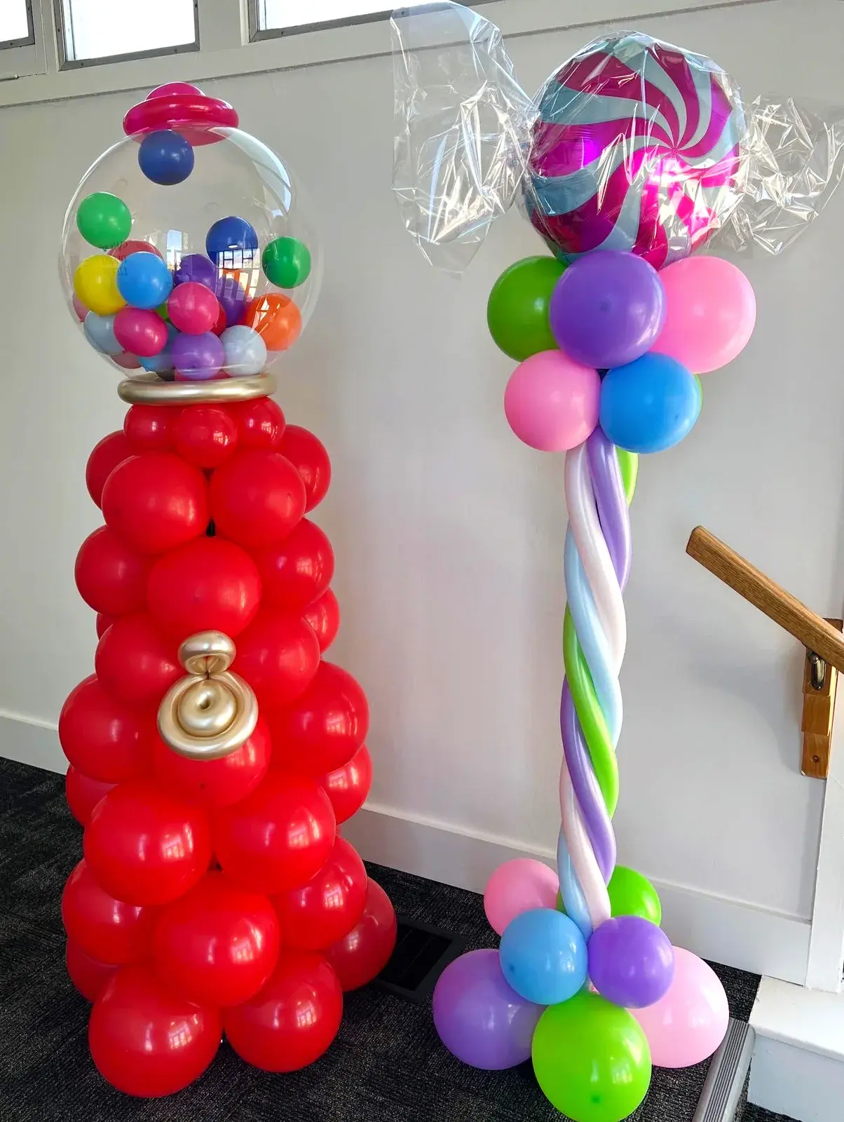 Gumball machine and lollipop balloon sculptures from the front
